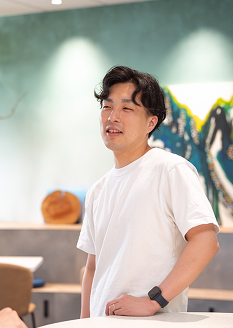 社内でスタッフ同士で会話している様子