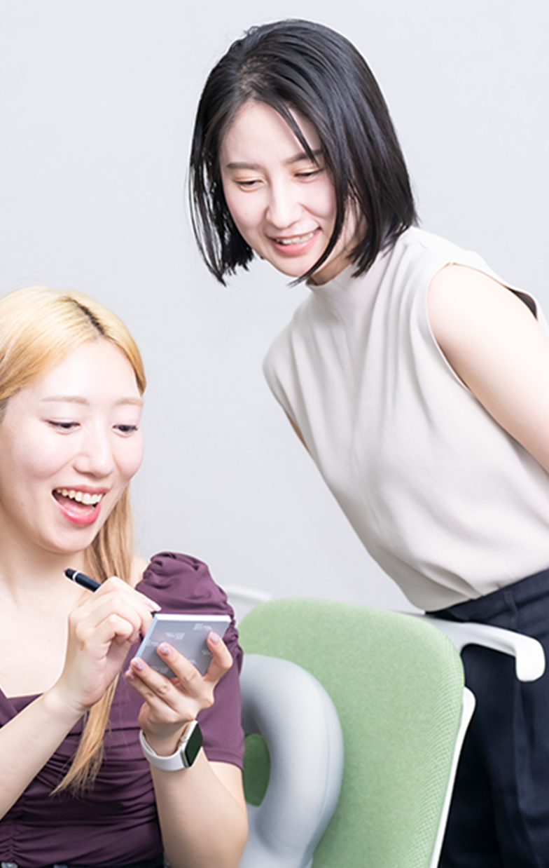 メモを取る他のスタッフとやり取りをしている様子