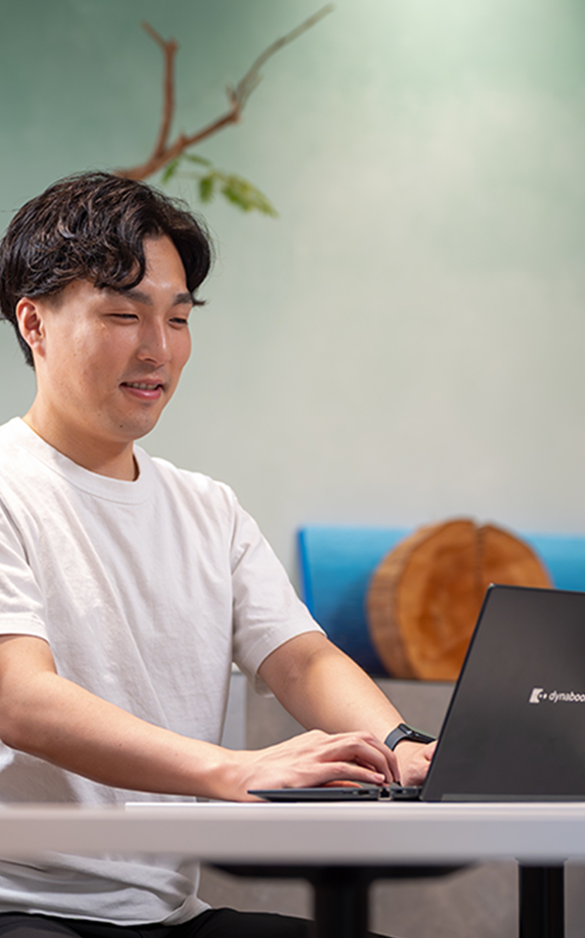 ノートパソコンで作業している様子