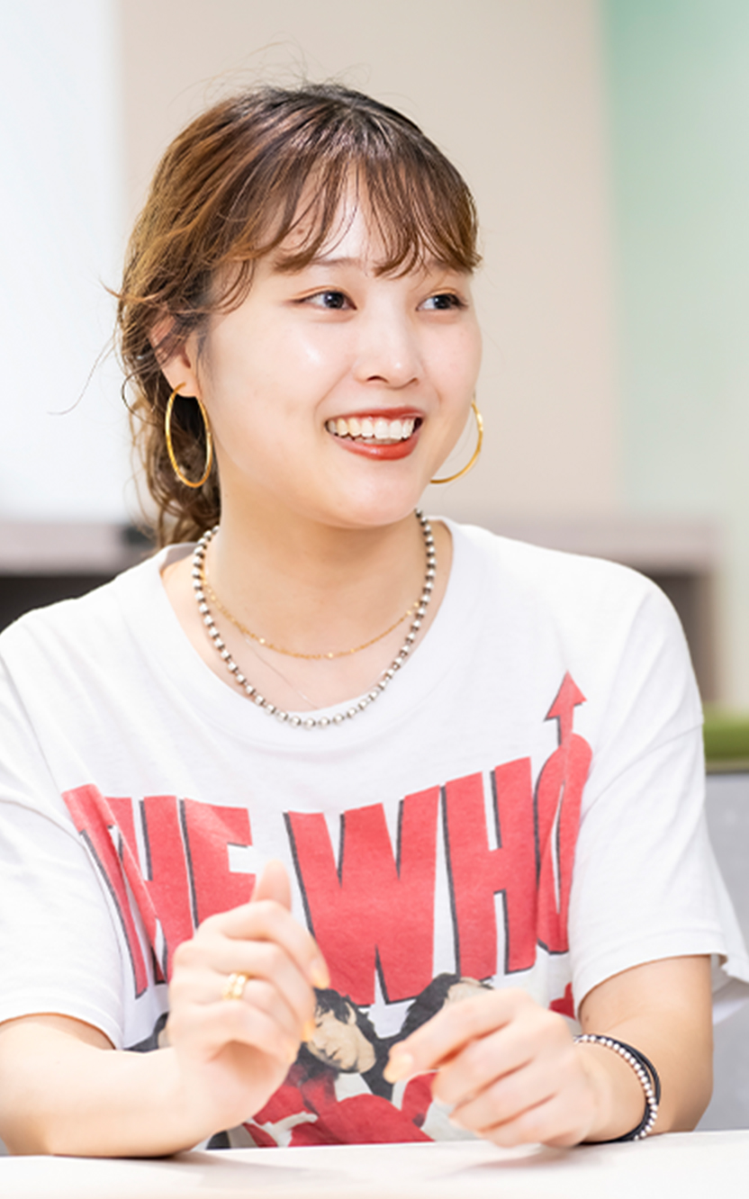 笑顔で誰かと話をしている様子